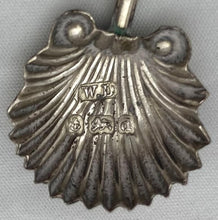 Edwardian Cased Pair of Silver Shell Salts & Spoons. Birmingham 1903 William Devenport. 1.1 troy ounces.