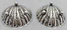 Edwardian Cased Pair of Silver Shell Salts & Spoons. Birmingham 1903 William Devenport. 1.1 troy ounces.
