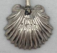 Edwardian Cased Pair of Silver Shell Salts & Spoons. Birmingham 1903 William Devenport. 1.1 troy ounces.