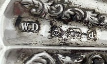 Edwardian Cased Pair of Silver Shell Salts & Spoons. Birmingham 1903 William Devenport. 1.1 troy ounces.