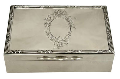 George V Silver Table Snuff Box. London 1917 Mappin & Webb. 4.8 troy ounces.