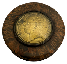 'William The Fourth' Gilt Medallion Burr Wood Snuff Box, circa 1830 - 1837.