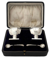 George V Cased Pair of Octagonal Silver Salts & Spoons. Birmingham 1918, S W Smith & Co. 3.6 troy ounces.