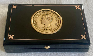 'Henri - Everything For And By France' Gold Pique Snuff Box.