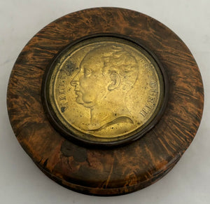 'William The Fourth' Gilt Medallion Burr Wood Snuff Box, circa 1830 - 1837.