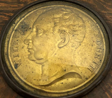 'William The Fourth' Gilt Medallion Burr Wood Snuff Box, circa 1830 - 1837.