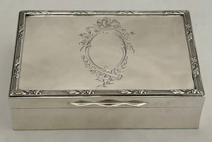 George V Silver Table Snuff Box. London 1917 Mappin & Webb. 4.8 troy ounces.