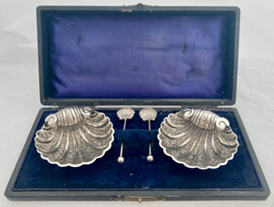 Edwardian Cased Pair of Silver Shell Salts & Spoons. Birmingham 1903 William Devenport. 1.1 troy ounces.