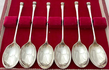 Cased set of Queen Anne style Seal Top Spoons. Sheffield 1970/71 Francis Howard. 2 troy ounces.