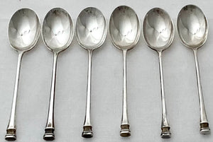 Cased set of Queen Anne style Seal Top Spoons. Sheffield 1970/71 Francis Howard. 2 troy ounces.