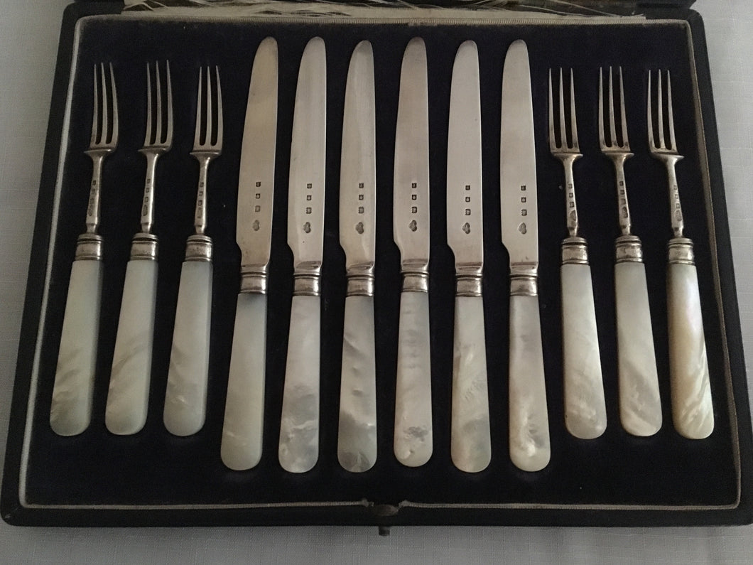 George V cased set of six silver and mother of pearl dessert knives and forks. London 1930 Goldsmiths & Silversmiths Co.