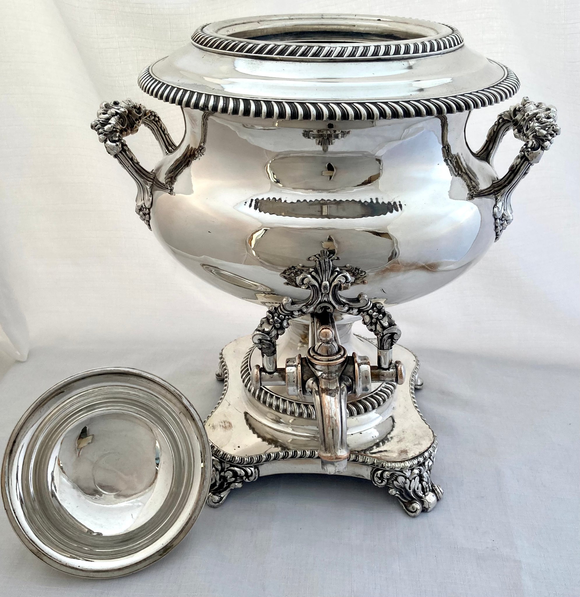 19th Century Regency Sheffield Silver Plated Tea Urn for sale at Pamono