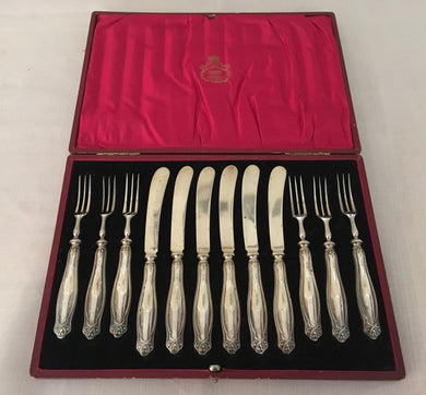 George V cased set of six silver hafted dessert knives and forks. Sheffield 1919 George Henry Biggin.